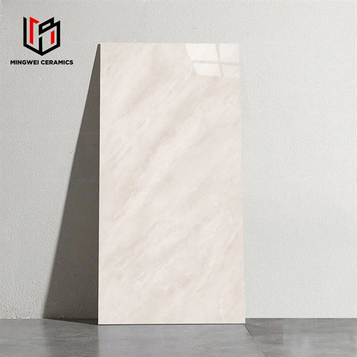 Läikivad pehme heleda värviga poleeritud plaadid